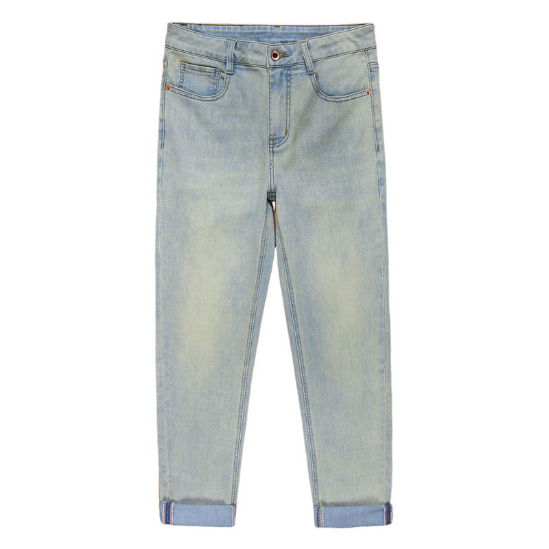 Men's jeans combine style and comfort.