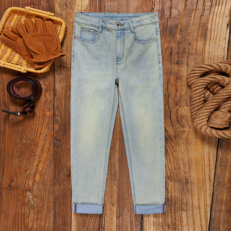 Men's jeans combine style and comfort.