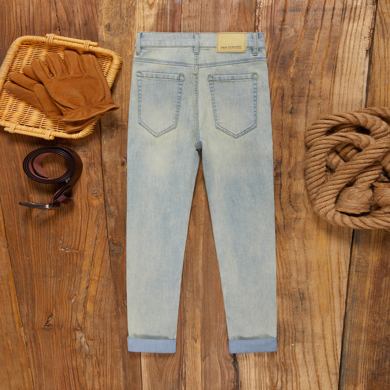 Men's jeans combine style and comfort.